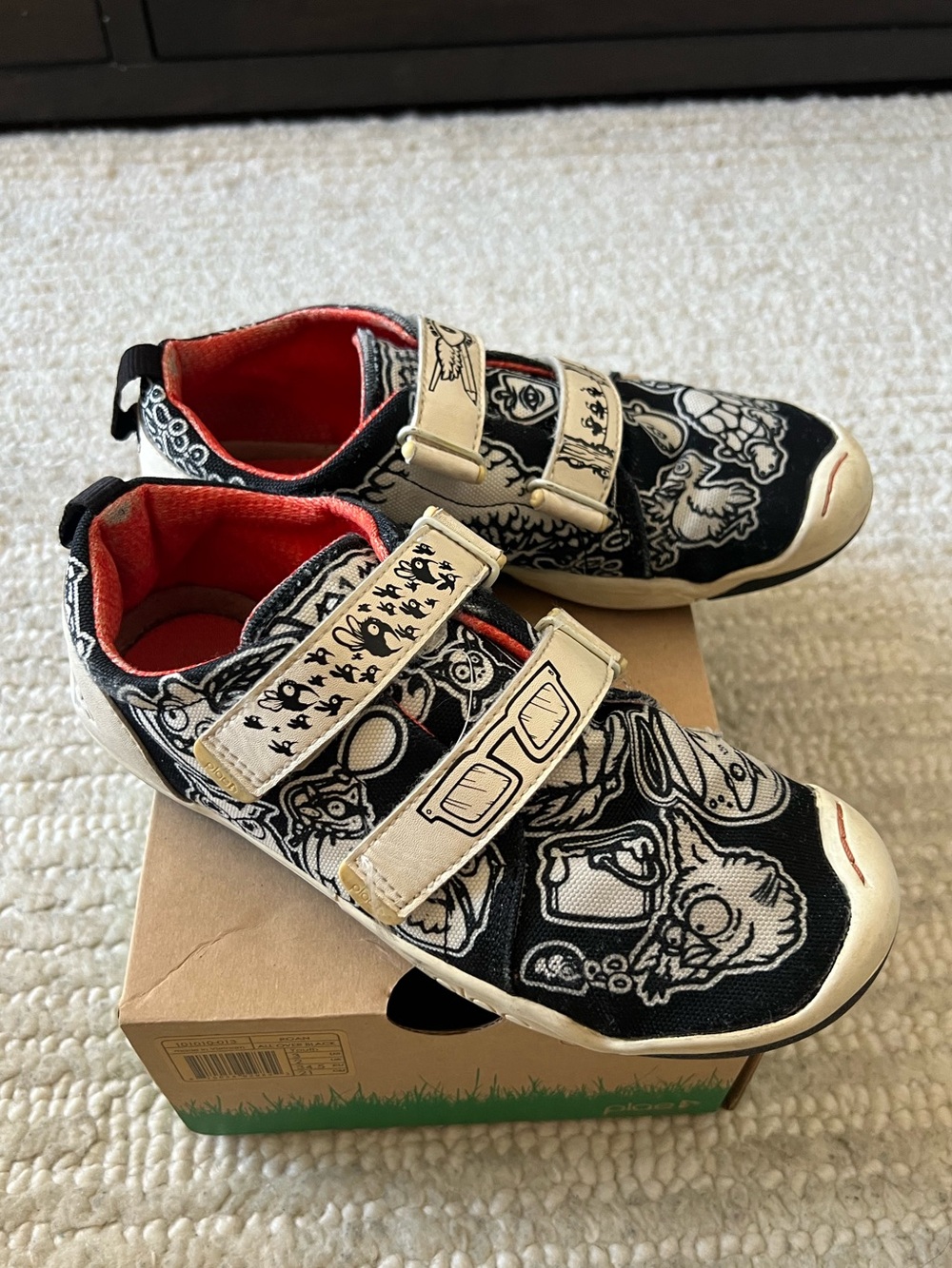 PLAE Roan US3 Kids Black and Cream Graphic Velcro Sneakers with Red Lining
